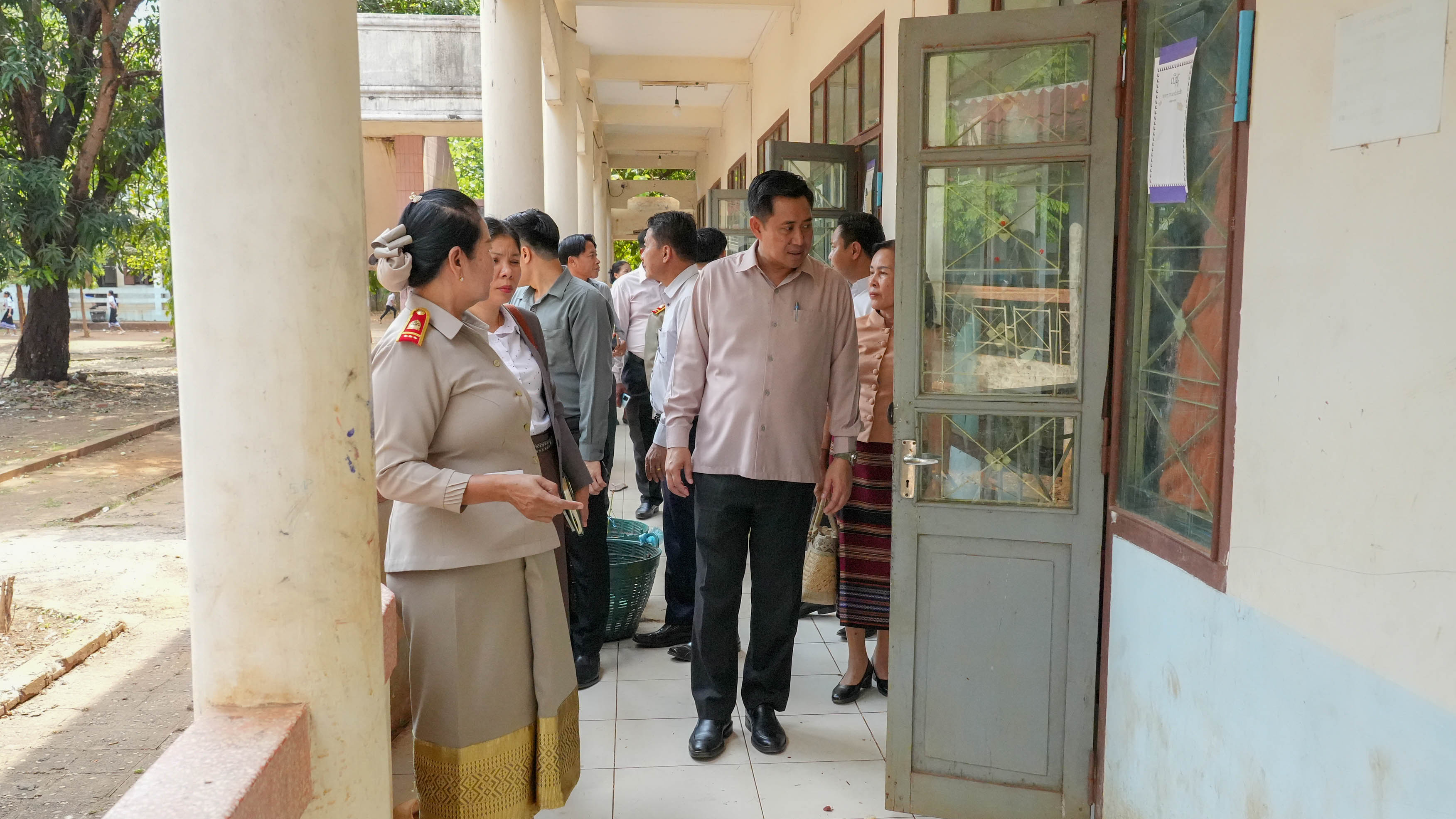 ເຈົ້າແຂວງຈໍາປາສັກ ຢ້ຽມຢາມ ໂຮງຮຽນສາມັນກິນນອນຊົນເຜົ່າ