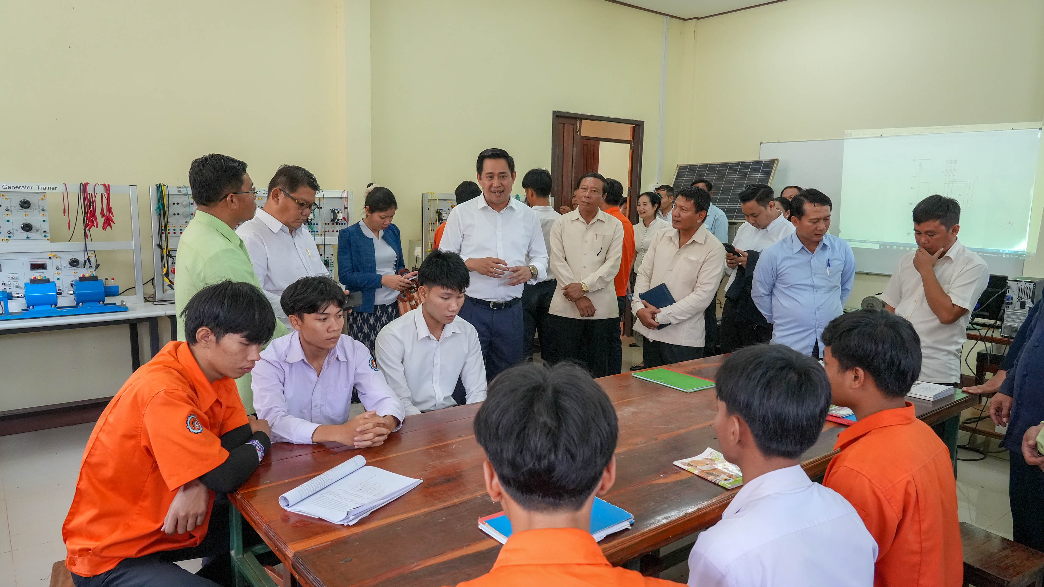 ເຈົ້າແຂວງຈໍາປາສັກ ເຄື່ອນໄຫວຢ້ຽມຢາມ ວິທະຍາໄລເຕັກນິກວິຊາຊີບ