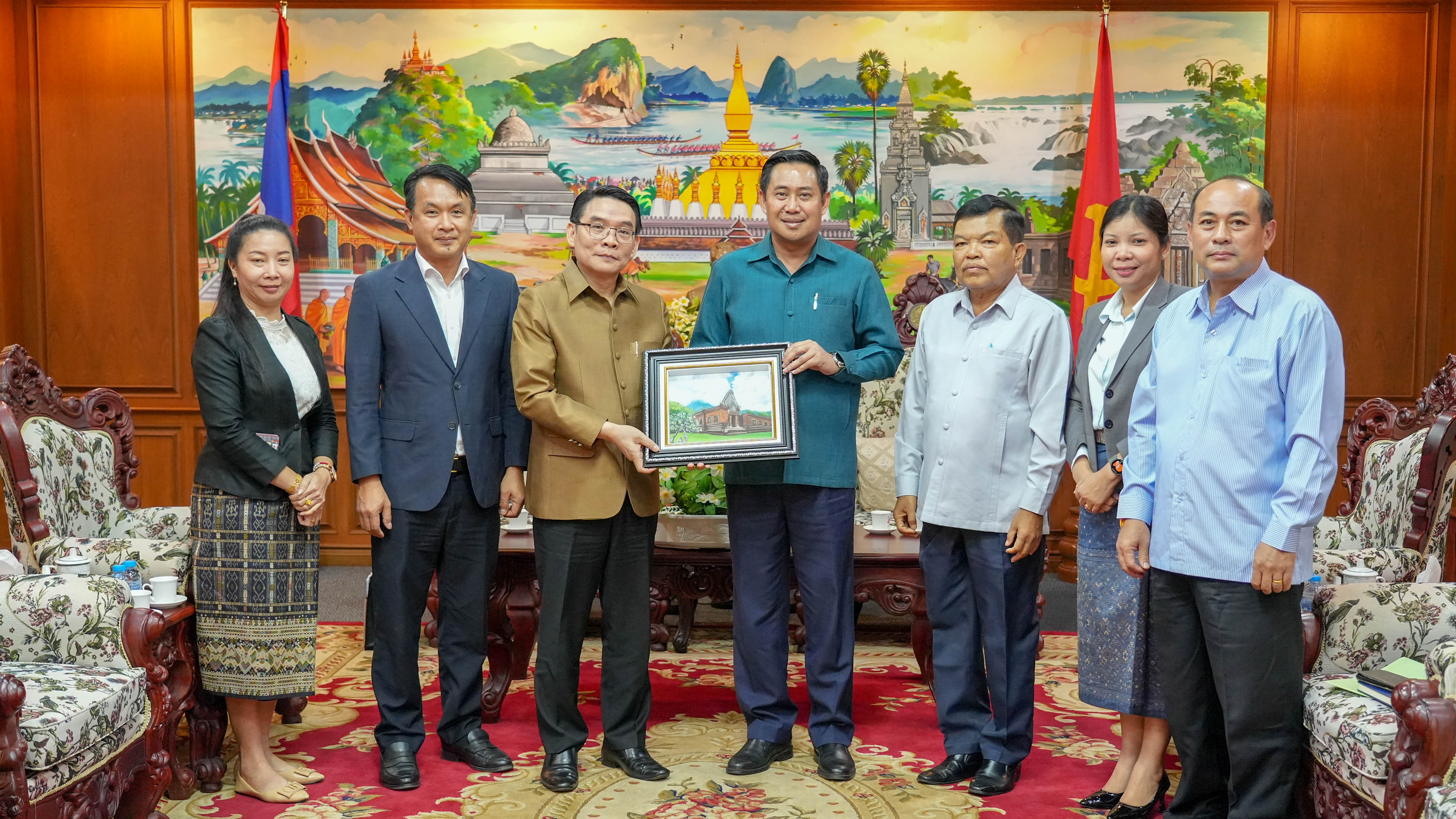 ເຈົ້າແຂວງຈຳປາສັກ ຕ້ອນຮັບຮອງຫົວໜ້າຄະນະຈັດຕັ້ງສູນກາງພັກ