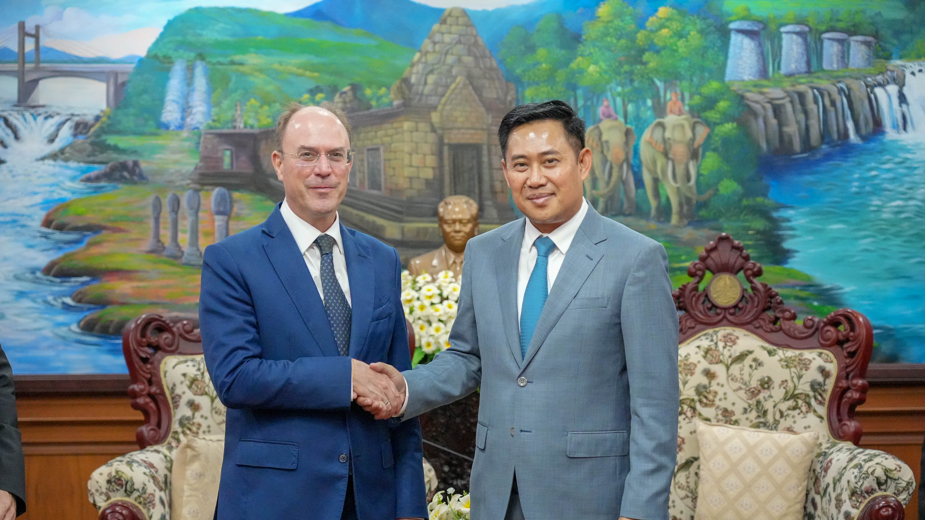 ເຈົ້າແຂວງຈຳປາສັກ ຕ້ອນຮັບທູດລຸກຊຳບວກ ປະຈຳ ສປປ ລາວ