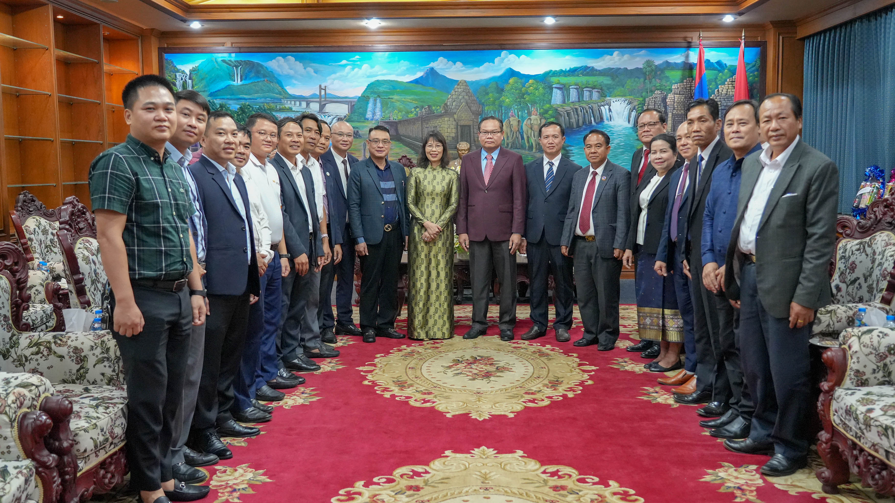 ກົງສູນໃຫຍ່ ສສ ຫວຽດນາມ ປະຈໍານະຄອນປາກເຊ ອວຍພອນການນໍາແຂວງຈຳປາສັກ 