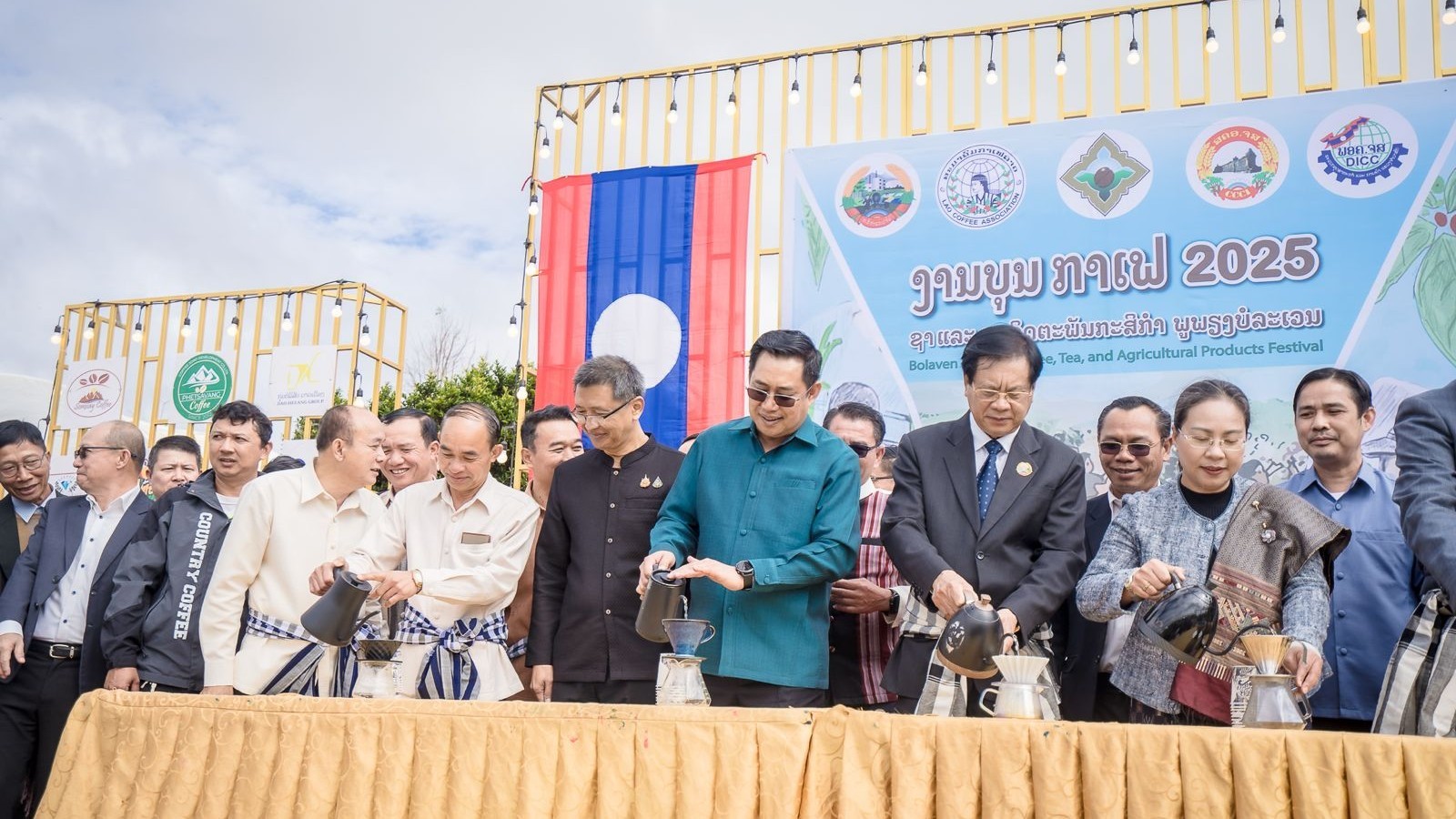 ສ້າງການເຊື່ອມໂຍງດ້ານຕະຫລາດ ແລະ ສົ່ງເສີມການຜະລິດໃນທ້ອງຖິ່ນ ຈາກການຈັດບຸນກາເຟ-ຊາ